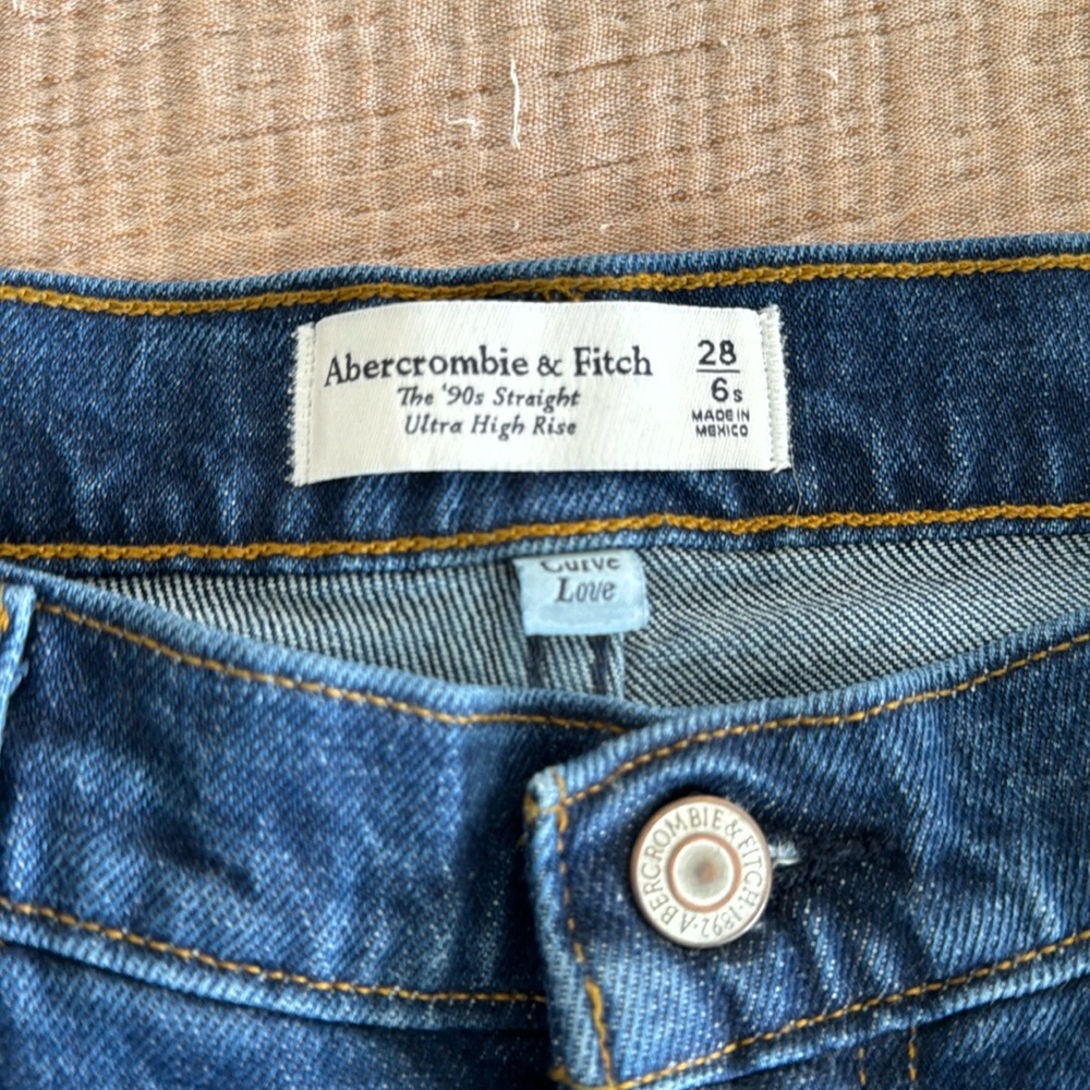 New- Abercrombie curve love ultra high rise 90’s straight. Size- 28/6 petite